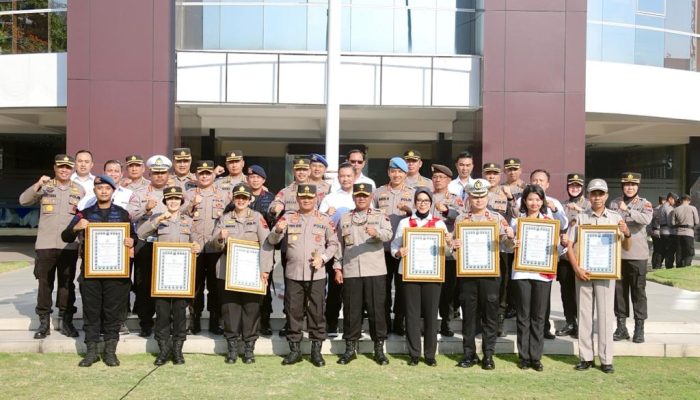 Kapolda Jateng Berikan Penghargaan Kepada 7 Personil Berprestasi