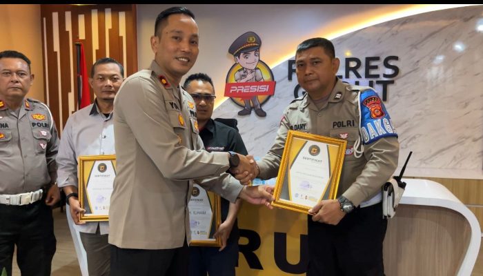Polres Garut Berikan Penghargaan Kepada Polisi Penyelamat Korban Ganjal ATM