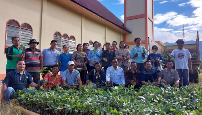 Wabup Tapsel Serahkan Bibit Poktan Kopi Sipirok Mangarata Binaan GKPA Sipirok