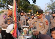 Kabid Humas Polda Jabar : Polisi Berbagi Kepedulian: Bagikan Cilok untuk Anak-Anak Peserta Aksi Bela Rempang
