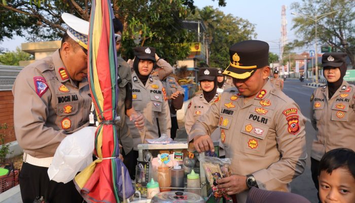 Kabid Humas Polda Jabar : Polisi Berbagi Kepedulian: Bagikan Cilok untuk Anak-Anak Peserta Aksi Bela Rempang