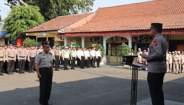 Kapolres Cirebon Kota Pimpin Upacara Korps Raport Kenaikan Pangkat Pengabdian Personil Polsek Gunungjati