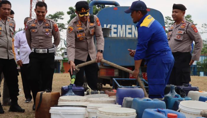 Polres Tasikmalaya Salurkan Bantuan Air Bersih di Wilayah Tanjungjaya