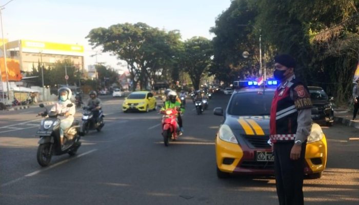Polres Cimahi Polda Jabar, Anggota Sat Samapta Pantau Lalulintas Di Jalur Lembang