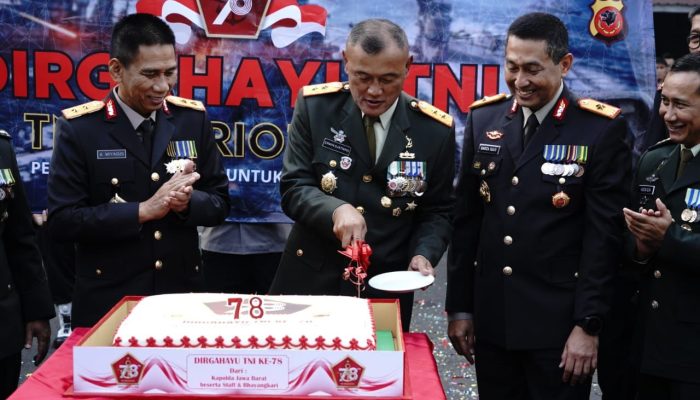 KAPOLDA JABAR BERI SURPRISE KUE ULANG TAHUN KEPADA PANGDAM III/SILIWANGI DI HUT TNI KE – 78