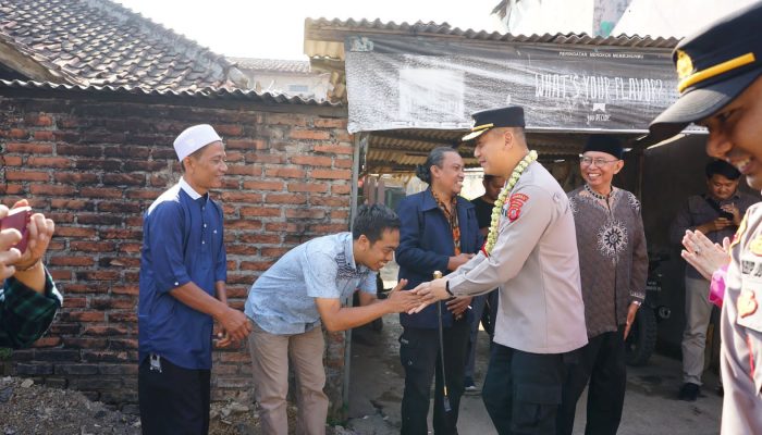 Kabid Humas Polda Jabar : Polisi Bantu Bagikan Air Bersih di Wilayah Cangkuang, Kabupaten Bandung