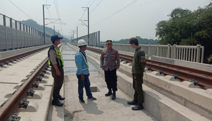 POLDA JABAR HIMBAU ANAK – ANAK JANGAN BERMAIN LAYANG – LAYANG DI SEKITAR JALUR KERETA CEPAT