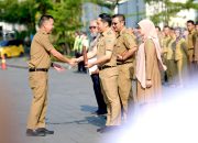 Penghargaan Motivasi Akselerasi Program Jabar Pesan Bey Machmudin pada Apel Pagi ASN