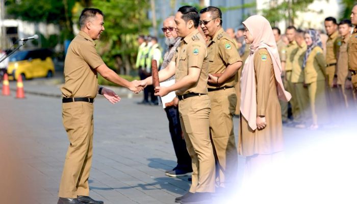 Penghargaan Motivasi Akselerasi Program Jabar Pesan Bey Machmudin pada Apel Pagi ASN