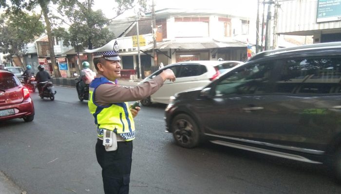 Polres Cimahi Polda Jabar, Sat Lantas Polres Cimahi Atur Lalu Lintas Di Titik Rawan Kemacetan Di Area Obyek Vital