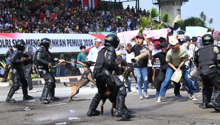 SIAP AMANKAN PEMILU 2024, POLDA JABAR GELAR SIMULASI SISTEM PENGAMANAN DALAM KOTA DI LAPANGAN BRIGIF 15 KUJANG CIMAHI
