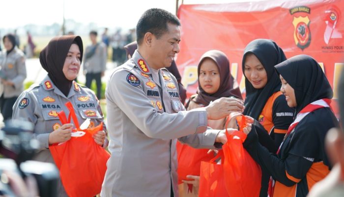 Jelang HUT Humas Polri Ke 72 , Bid Humas Polda Jabar Bagikan Ratusan Paket Sembako Kepada Warga Di sekitar Stasiun Tegaluar KCIC