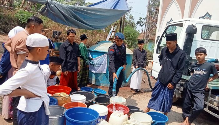 TERGABUNG DALAM SATGAS PENANGGULANAN BENCANA KEKERINGAN, SAT BRIMOB POLDA JABAR BAGIKAN AIR BERSIH DI GARUT SELATAN