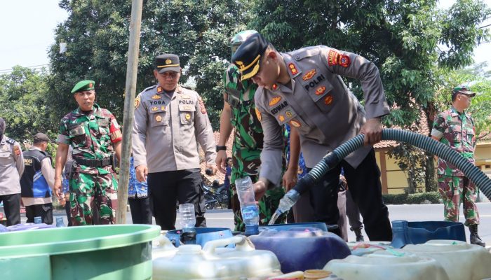 Kabid Humas Polda Jabar : Gelar Bakti Sosial, Polisi Salurkan Bantuan Air Bersih Ke Warga Di Desa Gununghejo