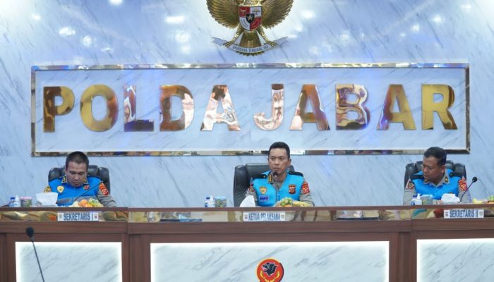 PENGAMBILAN SUMPAH DAN PENANDATANGANAN FAKTA INTEGRITAS SELEKSI PENDIDIKAN SEKOLAH STAF DAN PIMPINAN TINGKAT MENENGAH (SESPIMEN) POLRI DIKREG KE 64 TA. 2024