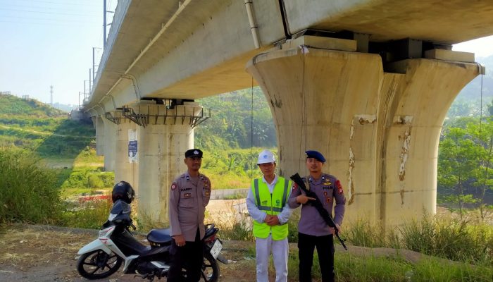 Polres Cimahi Polda Jabar, Himbauan Dan Pengawasan Terhadap Masyarakat Agar Tidak Beraktivitas Di Sepanjang Jalur Kereta Cepat Oleh Anggota