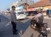 Polres Cimahi Polda Jabar, Anggota Polsek Cipeundeuy Atur Lalu Lintas Pagi Langkah Antisipasi Kemacetan