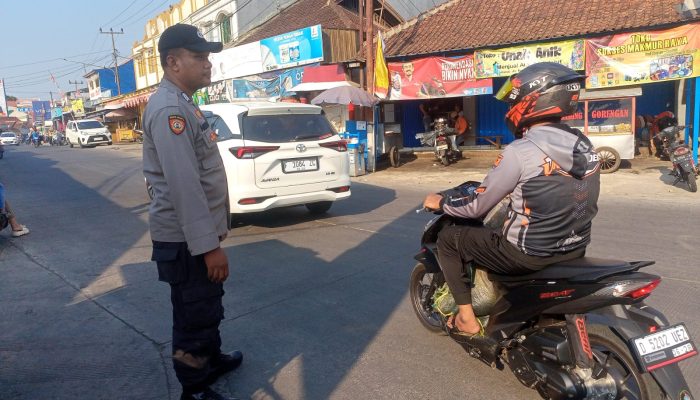 Polres Cimahi Polda Jabar, Anggota Polsek Cipeundeuy Atur Lalu Lintas Pagi Langkah Antisipasi Kemacetan