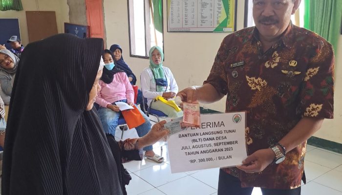 Desa Sindanglaya Melaksanakan Pembagian Bantuan Lansung Tunai BLT DD Tahap 3 Kepada Masyarakat Desa Sindanglaya