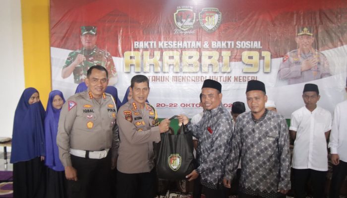 Alumni Akabri 1991 Polda Aceh Bagikan 100 Paket Sembako untuk Santri