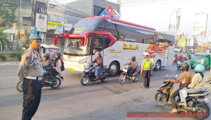 Demi kenyamanan berkendara Unit Lantas dan Unit Samapta QR Polsek Ujungberung laksanakan pelayanan masyarakat dan pengaturan arus lalu lintas pagi hari