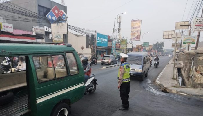 Unit Lantas Polsek Ujungberung Gelar Pengaturan Lalu lintas pagi sebagai bentuk Pelayanan Kepada Masyarakat pengendara motor dan mobil