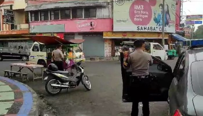 Kabid Humas Polda Jabar : Cipta Kondisi, Polisi Beri Himbauan Kamtibmas di SP3 Lemona Alun-alun Ciamis