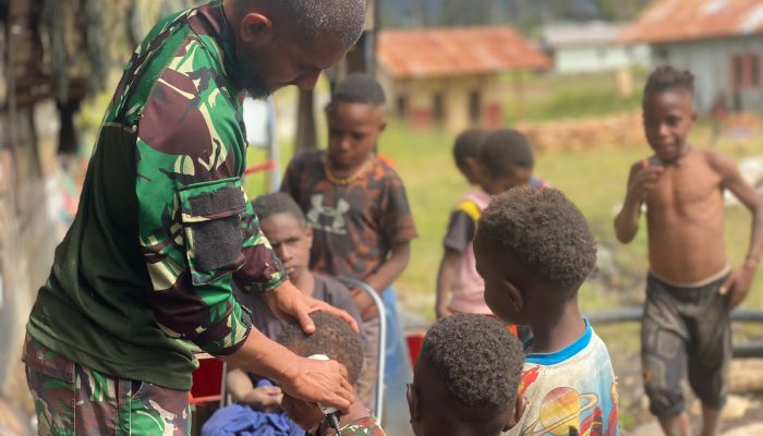 Makin Kondusif : Cukur Gratis Untuk Masyarakat Gome Papua