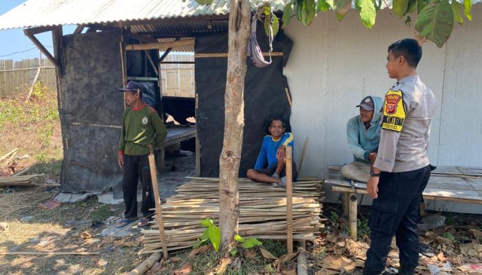 Eratkan Silaturahmi, Bhabinkamtibmas Polsek Cikalong Sambangi warga