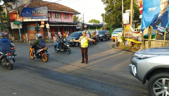 Polres Cimahi Polda Cimahi, Personel Polsek Cimahi Atur Lalu Lintas Pagi Siaga Di Titik Rawan Macet