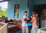 Respon Cepat Satgas Yonif 310/KK Evakuasi Warga Sakit Di Perbatasan RI-PNG