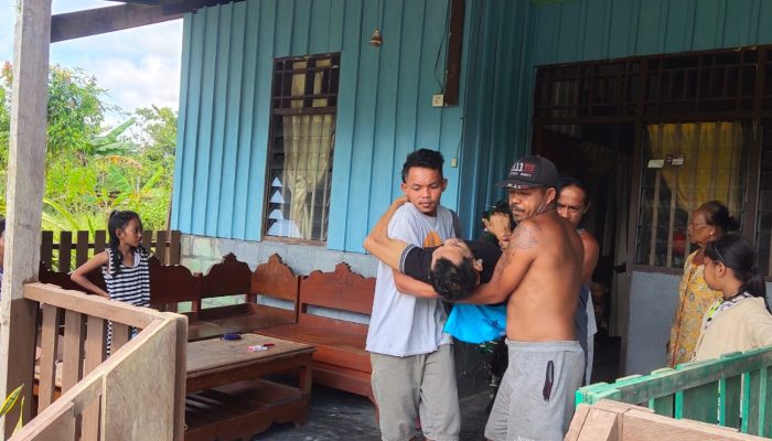 Respon Cepat Satgas Yonif 310/KK Evakuasi Warga Sakit Di Perbatasan RI-PNG