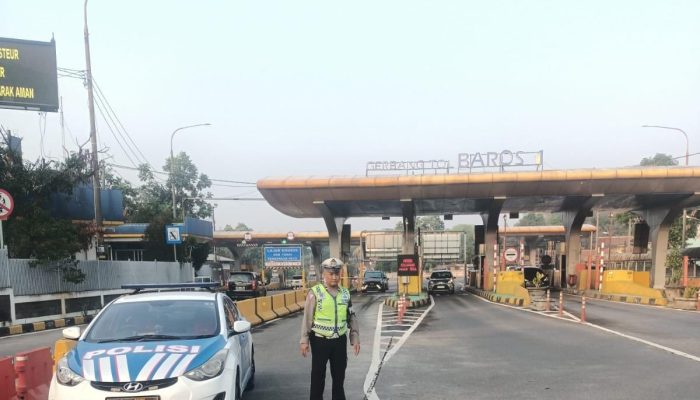 Polres Cimahi Polda Jabar, Sat Lantas Polres Cimahi Atur Kendaraan Di Rest Area KM 125 Tol Cipularang