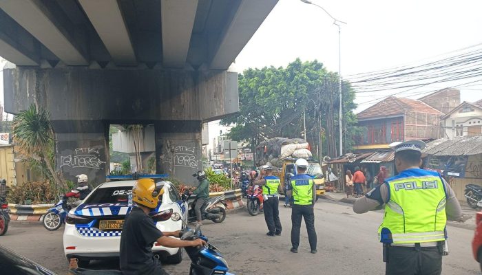 Polres Cimahi Polda Jabar, Personel Sat Lantas Polres Cimahi Atur Lalu Lintas Di Titik Rawan Kemacetan