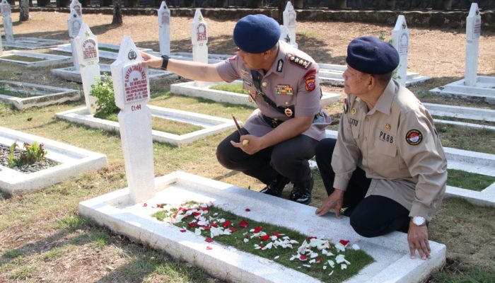 Jelang HUT Brimob Ke – 78, Dansat Brimob Polda Jabar Ziarah Ke TMP Cikutra