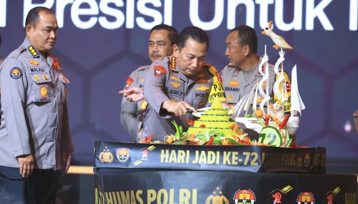 Dua Hadiah Untuk Divisi Humas Polri Dari Kapolri