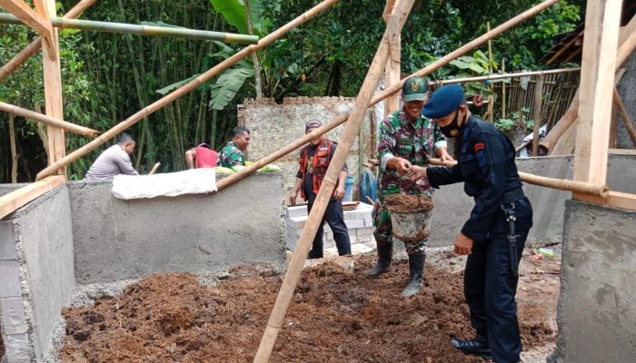 BRIMOB JABAR MEMBANTU MASYARAKAT YANG SEDANG MEMBANGUN MESJID