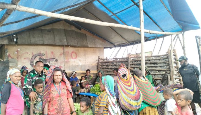 Luar biasa !! Serbuan Mama-mama Papua, Satgas Mobile Raider 300 Menjadi Pasar Masyarakat Antar Distrik