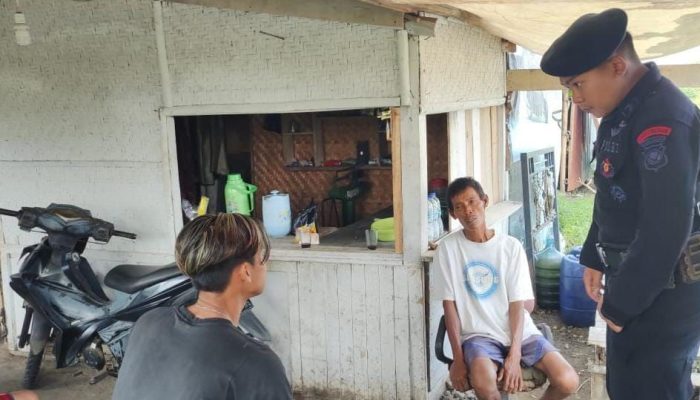 SAT BRIMOB POLDA JABAR PATROLI KAMTIBMAS KEPADA WARGA DESA TANGGUH DAN HIMBAU GIATKAN SISKAMLING