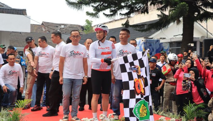 Kapolda Jabar Secara Langsung Melepas Balap Sepeda Lodaya Siliwangi Ride 2023 Dari Alun – Alun Kota Tasikmalaya