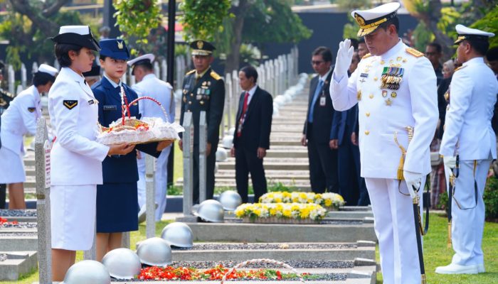 Panglima TNI Hadiri Upacara Peringatan Hari Pahlawan dan Tabur Bunga di TMP Kalibata