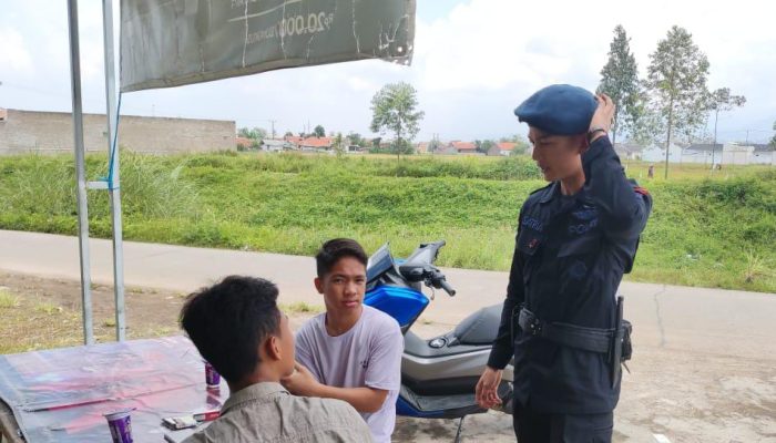 ANGGOTA BRIMOB BERI HIMBAUAN KEPADA MASYARAKAT AGAR SELALU MENJAGA KEAMANAN PEMILU DAMAI 2024 DAN KEBERSIHAN PRIBADI DAN LINGKUNGAN
