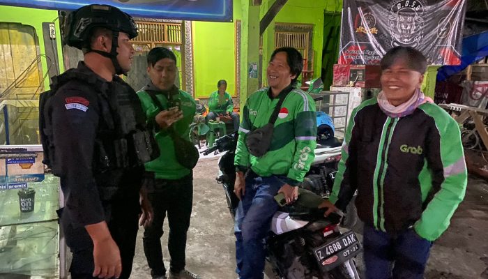 BRIMOB JABAR LAKSANAKAN PATROLI SAMBANG DATANGI KOMUNITAS OJOL UNTUK BERIKSN PESAN KAMTIBMAS