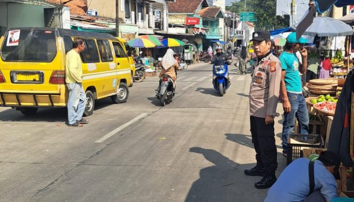 Polres Cimahi Polda Jabar, Polsek Sindangkerta Atur Lalu Lintas Pagi Di Wilayah Hukum Polsek Sindangkerta