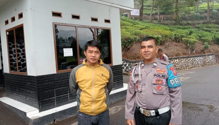 Anggota Polsek ciwidey Atur Lalu Lintas dan pengamanan di daerah wisata Wilayah Hukum Polsek