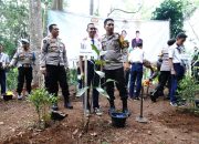 Serentak! Polri tanam 10 Juta Pohon se- Indonesia sebagai Aksi Nyata Gerakan Nasional Revolusi Mental (GNRM)