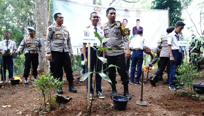 Serentak! Polri tanam 10 Juta Pohon se- Indonesia sebagai Aksi Nyata Gerakan Nasional Revolusi Mental (GNRM)