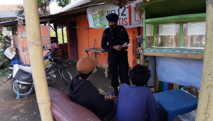 ANGGOTA SAT BRIMOB POLDA JABAR JAGA KAMTIBMAS DAN HIMBAU TUKANG OJEG PANGKALAN UNTUK DISIPLIN DALAM BERLALU LINTAS