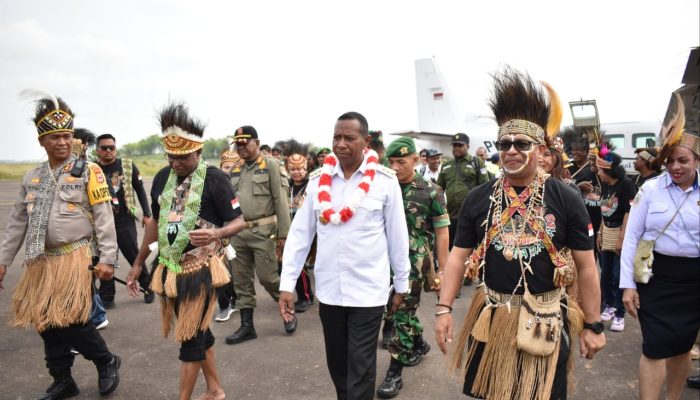 Sinergi Satgas Yonif 125/SMB Bersama Forkopimda Sambut Kunjungan Kerja Pj Gubernur Papua Selatan di Mappi