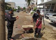 SAT BRIMOB POLDA JABAR BANTU MASYARAKAT YANG SEDANG MEMBANGUN MESJID